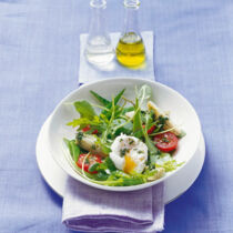 Frühlingssalat mit pochierten Eiern