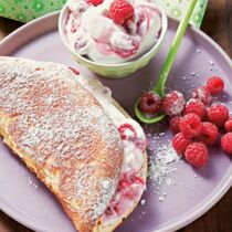 Schaumomelett mit Himbeersahne