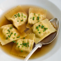 Waldpilzsuppe mit Walnuss-Ravioli