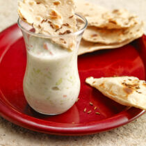 Gurkenraita mit geröstetem Fladenbrot