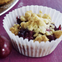 Knusprige Kirsch-Crumble-Muffins