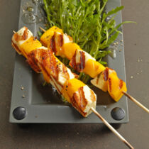 Mango-Halloumi-Spiesschen auf Rucolasalat Mango-Halloumi-Spiesschen auf Rucolasalat