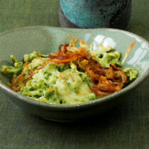 Überbackene Spinatspätzle mit Zwiebelschmelze