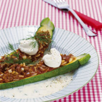 Gefüllte Zucchini in Dillsauce