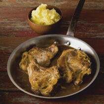 Koteletts in Zwiebelsauce mit Püree