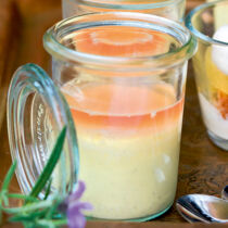 Ziegenfrischkäse-Flan mit Lavendelgelee Ziegenfrischkäse-Flan mit Lavendelgelee