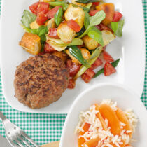 Brotsalat mit Hacksteak