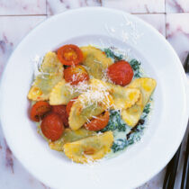 Cappelletti auf Spinat