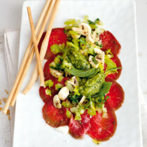 Rinder-Carpaccio mit Champignonsalat und Pestonocke