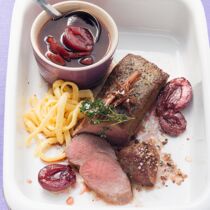 Hirschrückenfilet mit Zwetschgen und Spätzle Hirschrückenfilet mit Zwetschgen und Spätzle