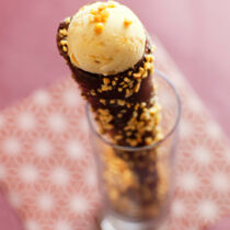 Haselnuss-Krokant-Eis mit Zimt Haselnuss-Krokant-Eis mit Zimt