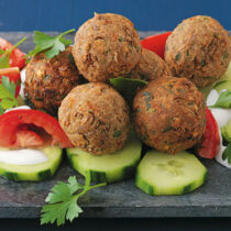 Linsenfalafeln mit Gurken-Tomaten-Salat Linsenfalafeln mit Gurken-Tomaten-Salat