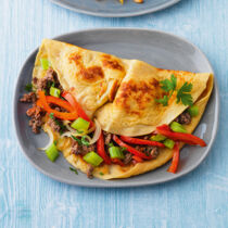 Gefüllte Omeletts mit Hackfleisch und Gemüse