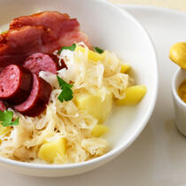 Sauerkrauttopf mit Würsten Sauerkrauttopf mit Würsten