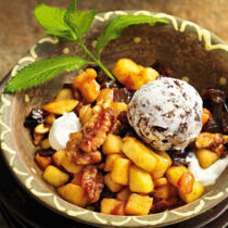 Karamellisiertes Apfelragout mit saurer Sahne