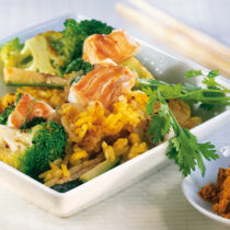 Gelber Reis mit Fisch