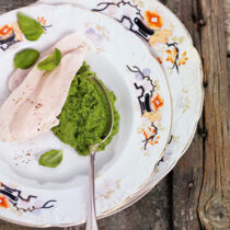 Pochierte Hähnchenbrust mit Erbsengrün