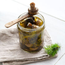Pilze in Olivenöl mit Tannenspitzen
