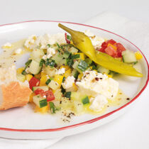 Gemüsesalat mit Schafskäse