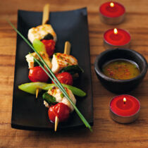 Steinbeißer-Spieß mit Chili-Limetten-Öl Steinbeißer-Spieß mit Chili-Limetten-Öl