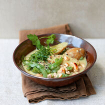 Curry mit jungen Kartoffeln, Cashewnüssen und Frühlingszwiebeln Curry mit jungen Kartoffeln, Cashewnüssen und Frühlingszwiebeln