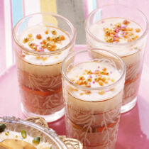Nusspudding mit Rosenwassercreme Nusspudding mit Rosenwassercreme