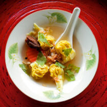 Suppe mit gefüllten Teigtaschen (Soup Giauw)