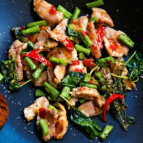 Hähnchenbrustfilet mit Chili und Basilikum (Pad Grapau Gai Sai Tua Fak Yao)