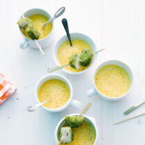 Curry-Schaumsüppchen mit Jakobsmuscheln Curry-Schaumsüppchen mit Jakobsmuscheln