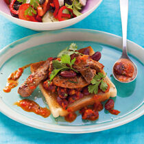 Tex-Mex-Frühstück mit Rindfleisch und Kidneybohnen auf Toast Tex-Mex-Frühstück mit Rindfleisch und Kidneybohnen auf Toast