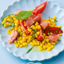 Lachssalat mit Tomaten und Mais
