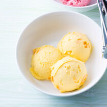 Pfirsicheis mit Fruchtstückchen