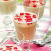 Panna cotta mit Walderdbeeren