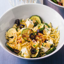 Reisnudeln mit Zucchini und Feta Reisnudeln mit Zucchini und Feta