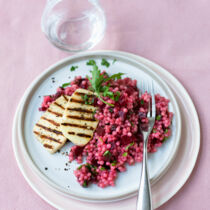 Rote Gerstenpfanne mit Grillkäse