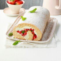 Buchweizen-Biskuitrolle mit Basilikum und Erdbeeren Buchweizen-Biskuitrolle mit Basilikum und Erdbeeren