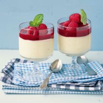Bayerische Creme mit Himbeersauce