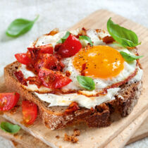 Vollkornbrot mit Tomaten-Ei Vollkornbrot mit Tomaten-Ei