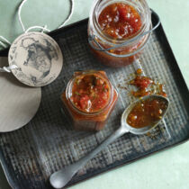 Tomatenkonfitüre mit Chili und Basilikum