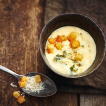 Käsesuppe mit Wirsingstreifen Käsesuppe mit Wirsingstreifen