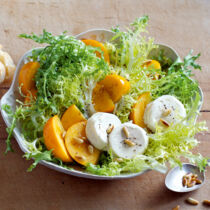 Kaki-Frisée-Salat mit Ziegenkäse Kaki-Frisée-Salat mit Ziegenkäse