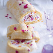 Rosenblüten-Biskuitrolle Rosenblüten-Biskuitrolle