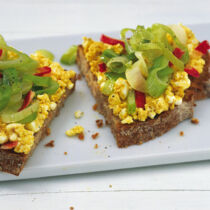 Apfel-Hüttenkäse auf Roggenbrot