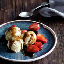 Mascarpone-Eis mit Erdbeeren und Balsamico-Sirup Mascarpone-Eis mit Erdbeeren und Balsamico-Sirup