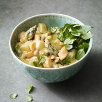 Kokos-Erdnuss-Curry mit Spargel und Kohlrabi Kokos-Erdnuss-Curry mit Spargel und Kohlrabi