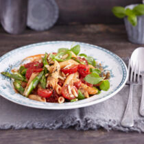 Drei-Tomaten-Pasta mit Spargel