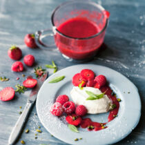 Crémet aux baies rouges - Crème-fraîche-Nocken mit Beeren