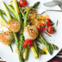 Asperges vertes aux coquilles Saint Jacques - Grüner Spargel mit Jakobsmuscheln