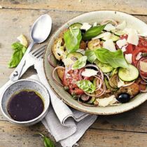 Gemüse-Brotchips-Salat