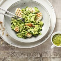 Halloumi mit Zucchini-Pesto-Nudeln